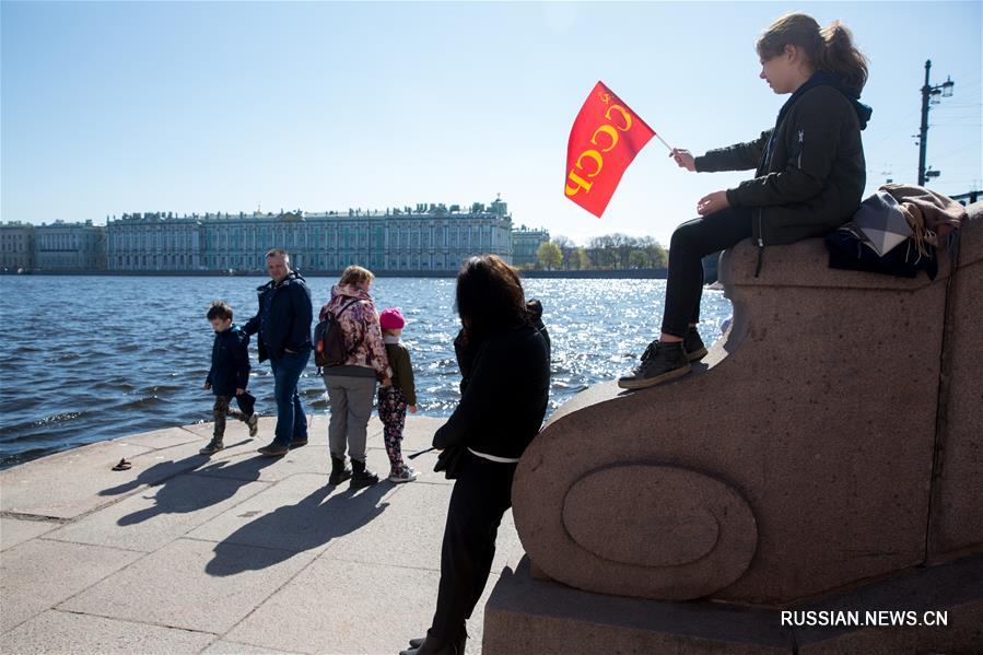 В День Победы жители Петербурга вместо массовых мероприятий вышли на прогулки