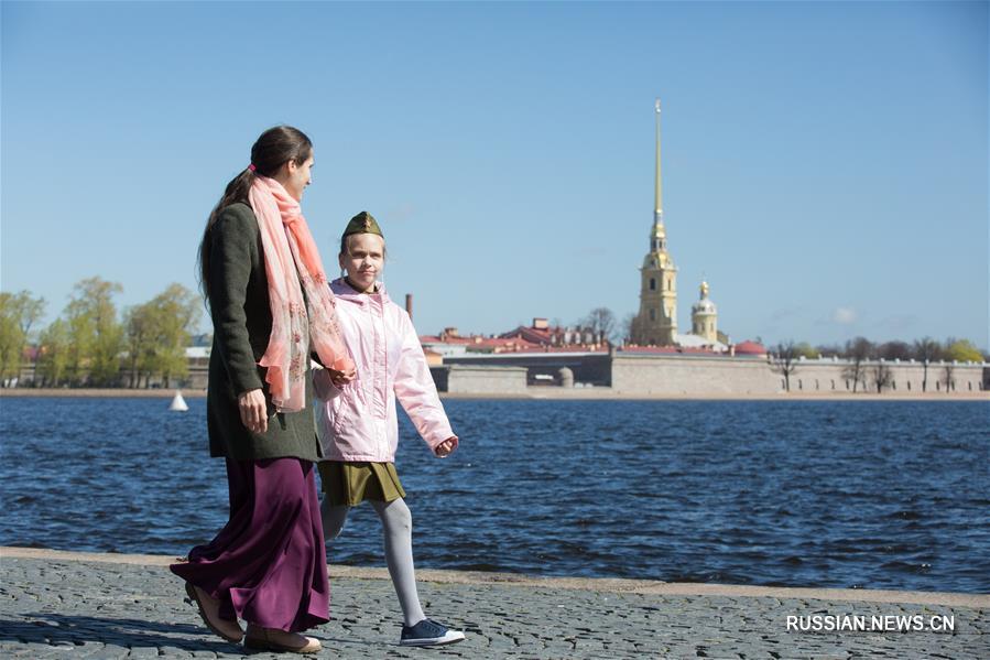 В День Победы жители Петербурга вместо массовых мероприятий вышли на прогулки