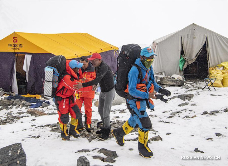 Китайская команда геодезистов прокладывает путь к вершине горы Джомолунгма