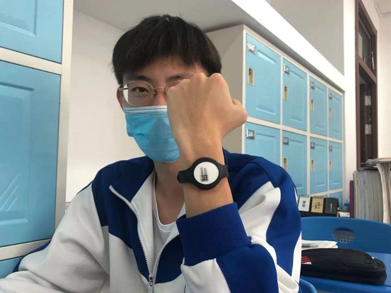 В школах Пекина начали раздавать умные браслеты для измерения температуры 
