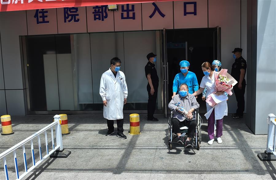 Первый в Пекине критический пациент с COVID-19, отключенный от аппарата ЭКМО, выписался из больницы