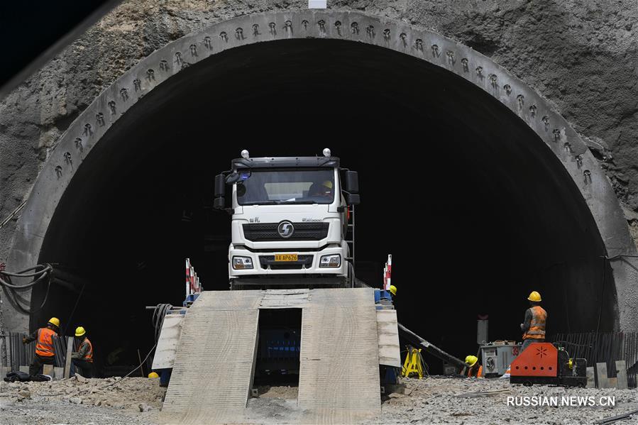 Строительство самого длинного скоростного автомобильного тоннеля в Синьцзян-Уйгурском АР