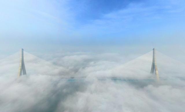 Большой мост через реку Янцзы с высоты птичьего полёта 