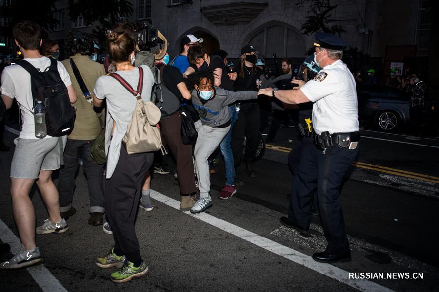 В Нью-Йорке продолжаются протесты против жестких действий полиции, повлекших за собой смерть афроамериканца