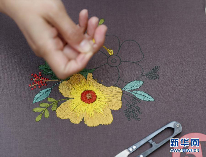 Традиционная вышивка улучшает жизнь населения китайского города Чунцин