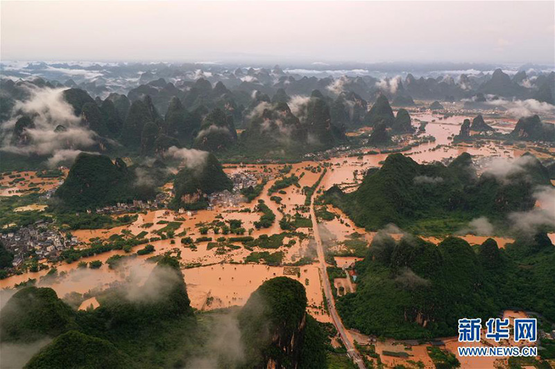 Спасательные работы по ликвидации последствий наводнений проводятся на юге Китая