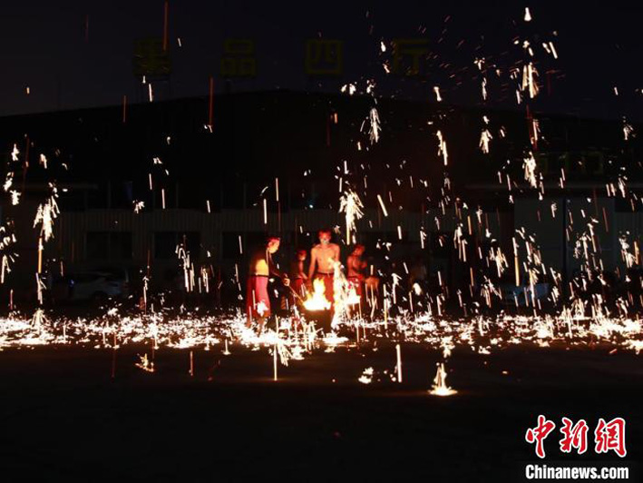 Огненные цветы в ночном небе над китайским городом Чанчунь