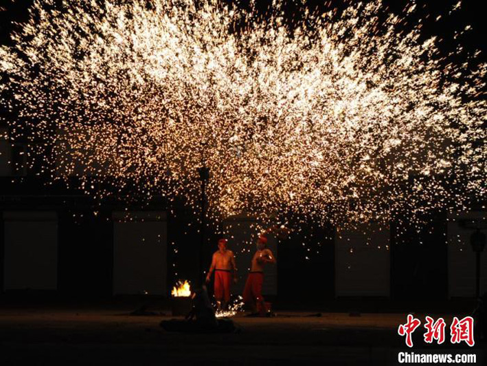 Огненные цветы в ночном небе над китайским городом Чанчунь