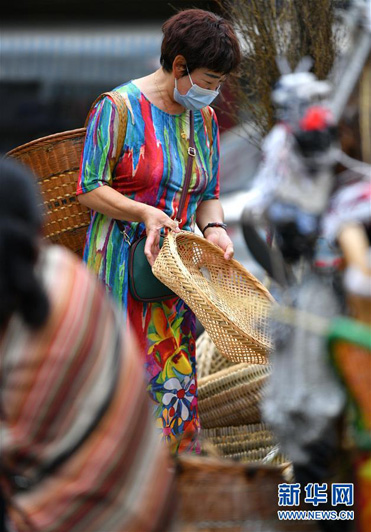 Плетеные изделия из бамбука в уезде Сюаньэнь Китая
