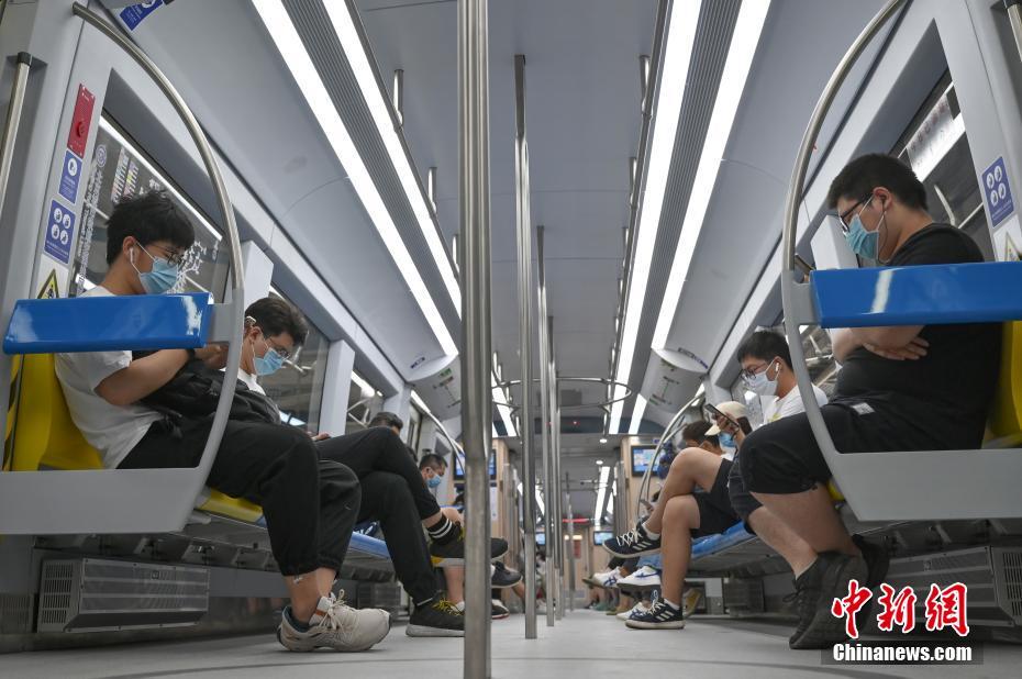 Пекин ограничил поток людей в метрополитене