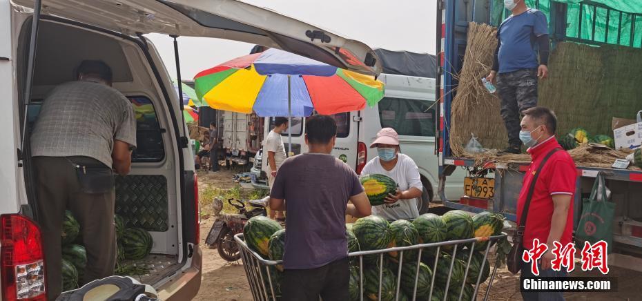 На пекинском рынке Синьфади открылись временные торговые зоны