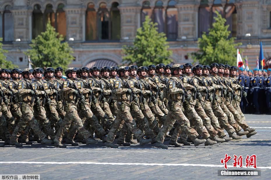 На Красной площади начался военный парад в честь 75-й годовщины Победы