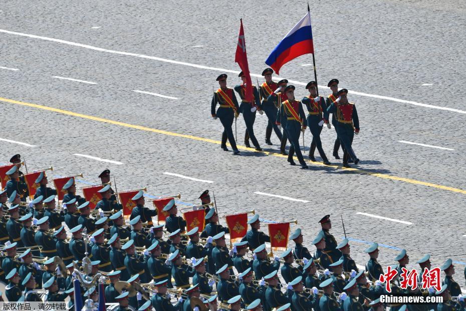 На Красной площади начался военный парад в честь 75-й годовщины Победы