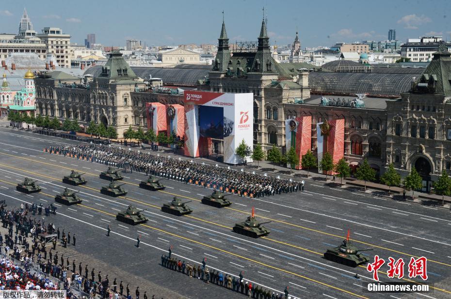 На Красной площади начался военный парад в честь 75-й годовщины Победы