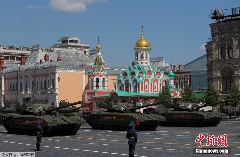 На Красной площади начался военный парад в честь 75-й годовщины Победы