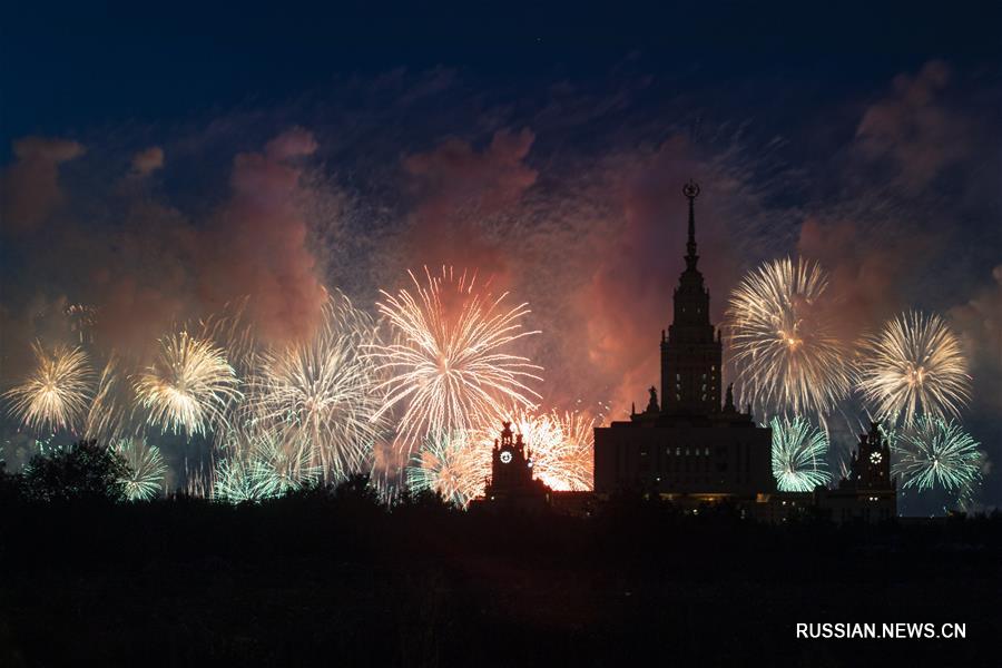 Праздничный салют в Москве