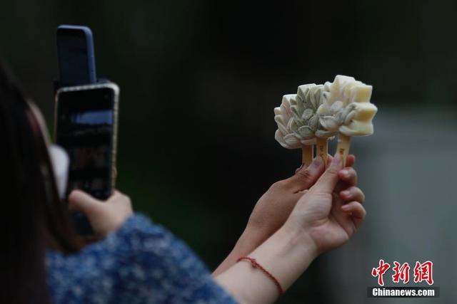 Летний пейзаж в пекинском парке Юаньминъюань