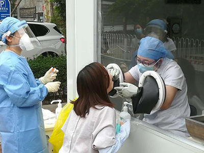Новое оборудование в Китае позволяет медикам осуществлять сбор проб на обнаружение нуклеиновых кислот без защитной одежды
