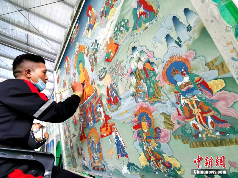 Традиционная техника рисования танки улучшает жизнь населения провинции Цинхай Китая