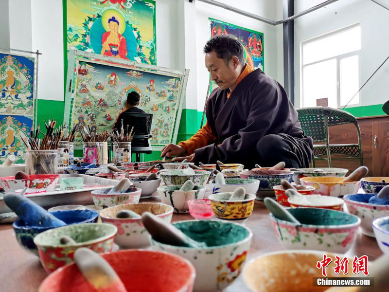 Традиционная техника рисования танки улучшает жизнь населения провинции Цинхай Китая