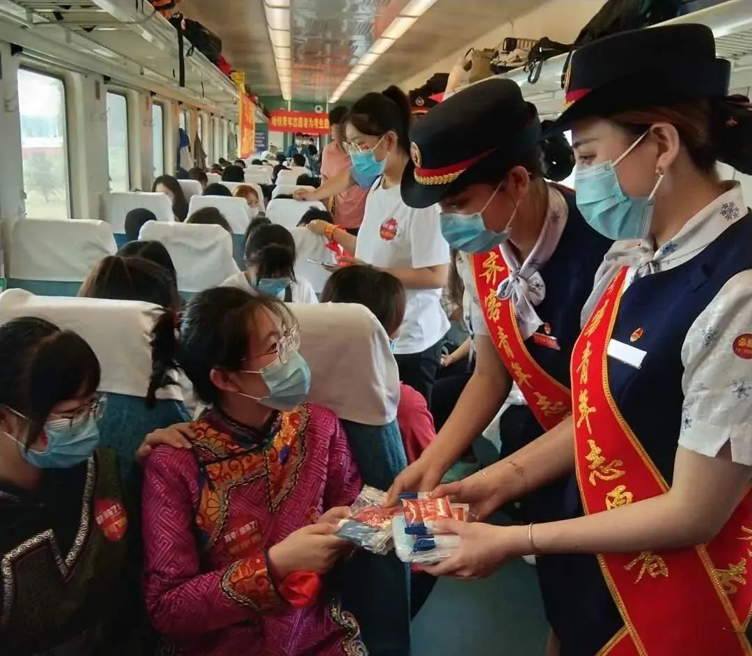 18 лет подряд в Китае работает специальный поезд «Гаокао» для обслуживания абитуриентов