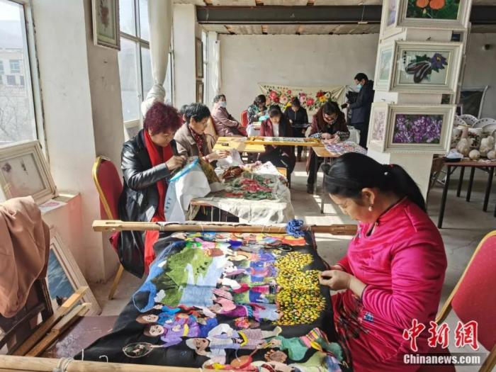 Мастерица по вышивке из провинции Цинхай 