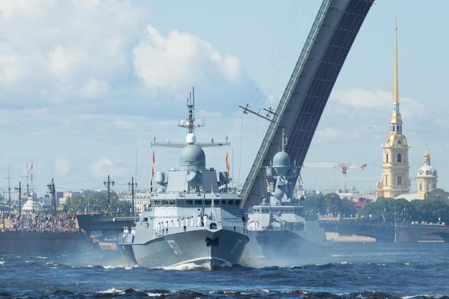 В Санкт-Петербурге прошел главный парад в честь Дня Военно-морского флота