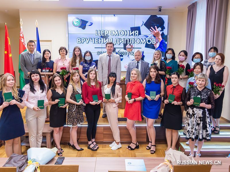 Тринадцать педагогов стали первыми выпускниками курсов китайского языка в БГУ
