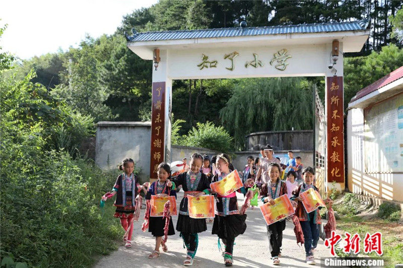 В начальных школах Китая ученики получили мясо или рыбу как награду за успехи в экзаменах 