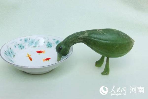 Китаец создает скульптуры из овощей и фруктов