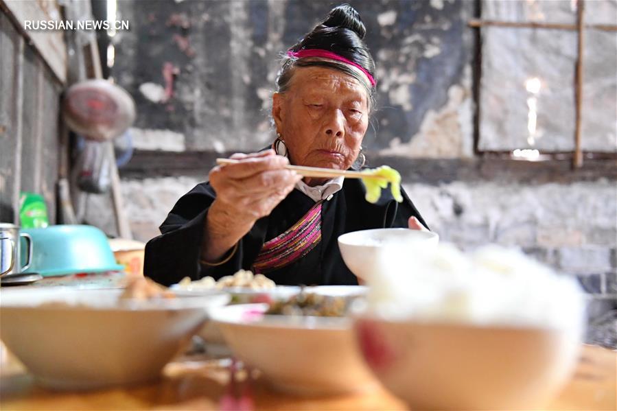 89-летний гид в деревне народности шэ