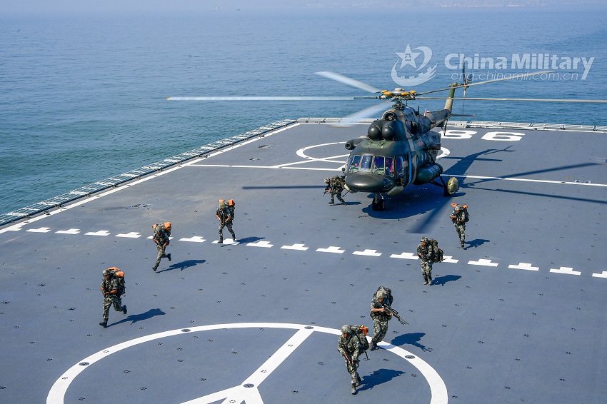 Военнослужащие армии и флота НОАК проводят совместные морские учения