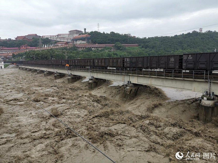 На борьбу с наводнением в провинции Сычуань пригнали вагоны для давления моста общим весом 8100 тонн 