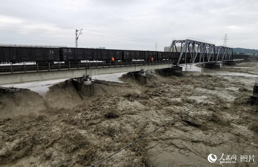 На борьбу с наводнением в провинции Сычуань пригнали вагоны для давления моста общим весом 8100 тонн 