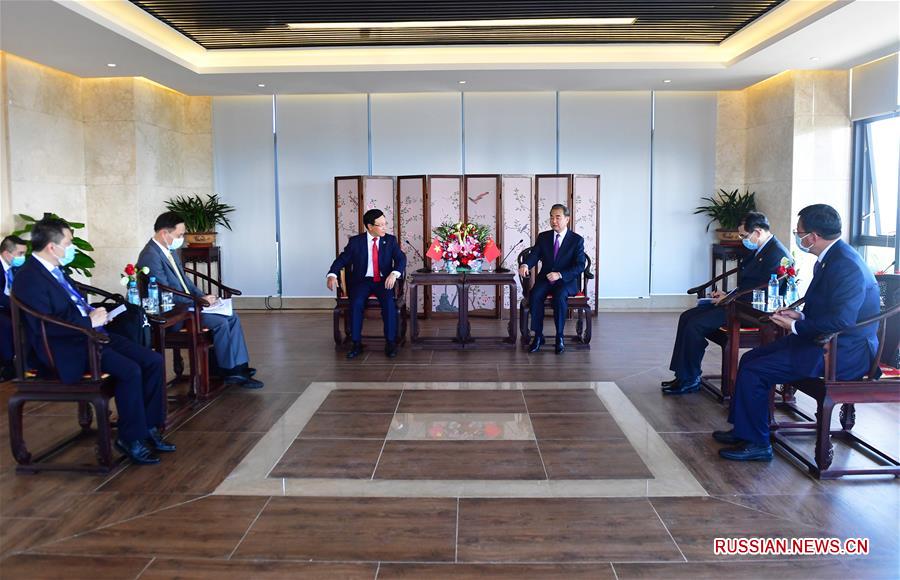 Ван И провел переговоры с вице-премьером, министром иностранных дел Вьетнама Фам Бинь Минем
