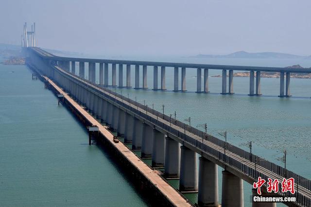 Самый длинный в мире автомобильно-рельсовый мост через пролив прошел испытание нагрузкой