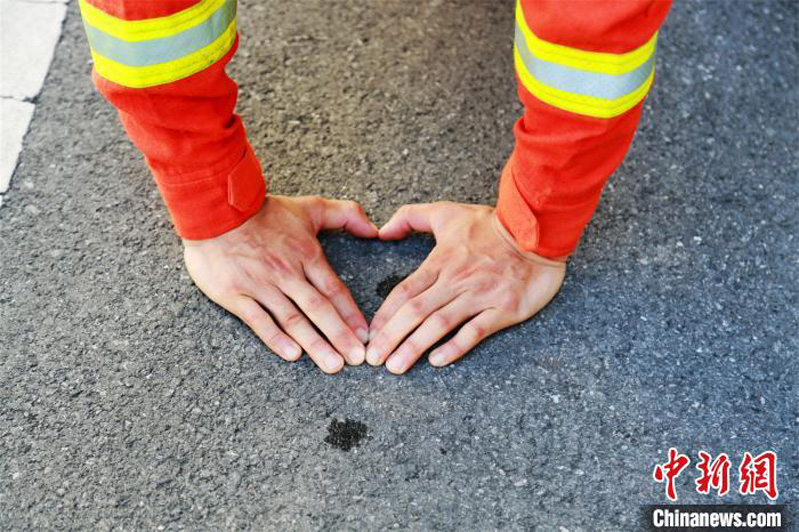 Китайские пожарные признаются в любви своим супругам по случаю праздника Циси