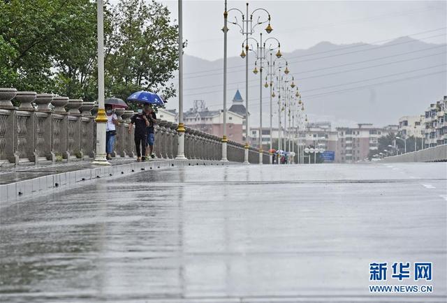 Из-за тайфуна "Бави" на северо-востоке Китая отменены занятия в школах и затруднено движение транспорта