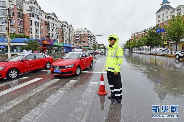 Из-за тайфуна "Бави" на северо-востоке Китая отменены занятия в школах и затруднено движение транспорта