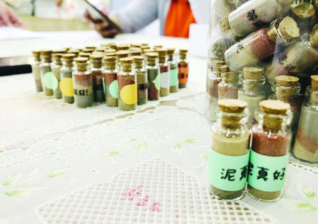 Китайский университет подарил абитуриентам бутылочки с почвой