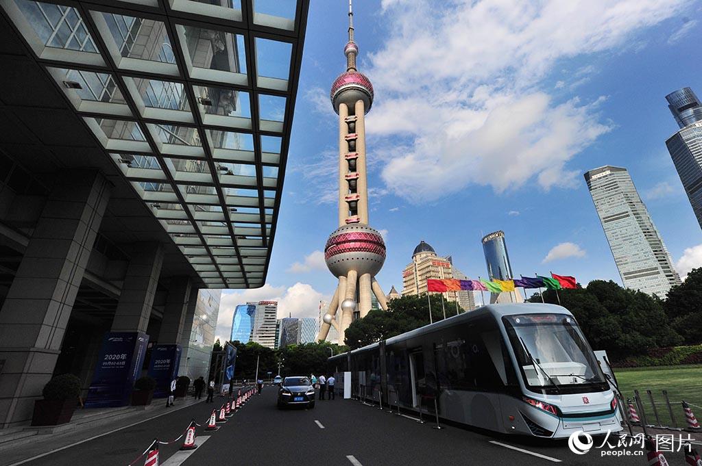 Первый в мире цифровой трамвай на резиновых шинах представлен в Шанхае