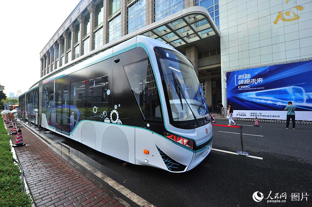 Первый в мире цифровой трамвай на резиновых шинах представлен в Шанхае