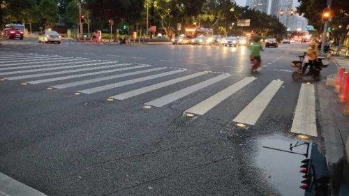 «Умный» переход-зебра был введен в эксплуатацию на улицах Гуанчжоу