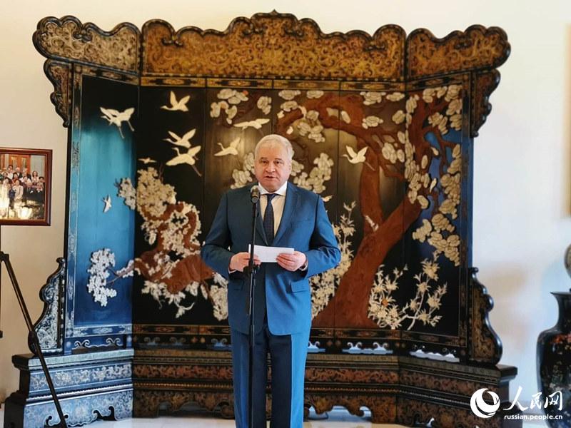 Чрезвычайный и Полномочный Посол РФ в КНР Андрей Денисов наградил медалями китайских граждан