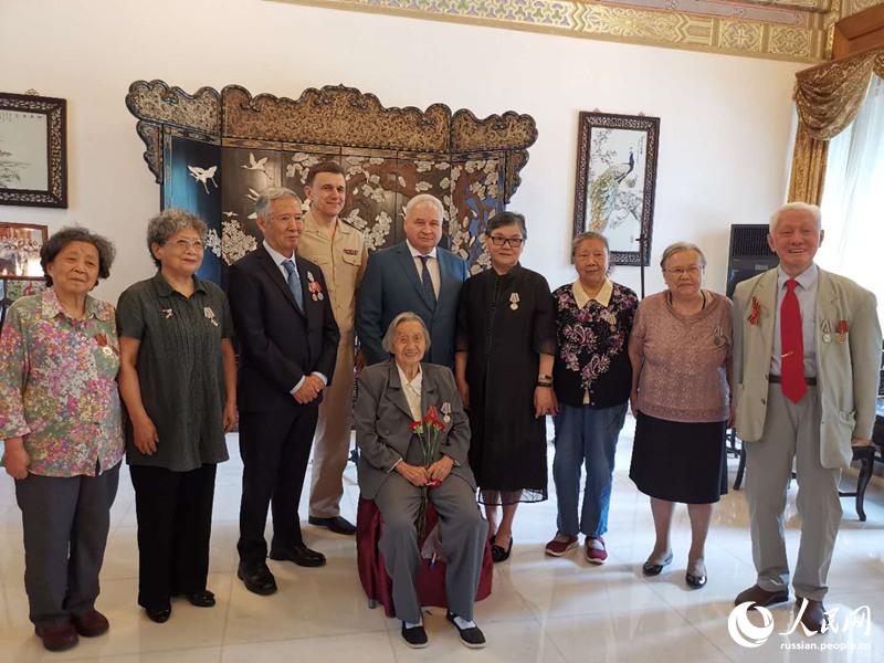 Чрезвычайный и Полномочный Посол РФ в КНР Андрей Денисов наградил медалями китайских граждан