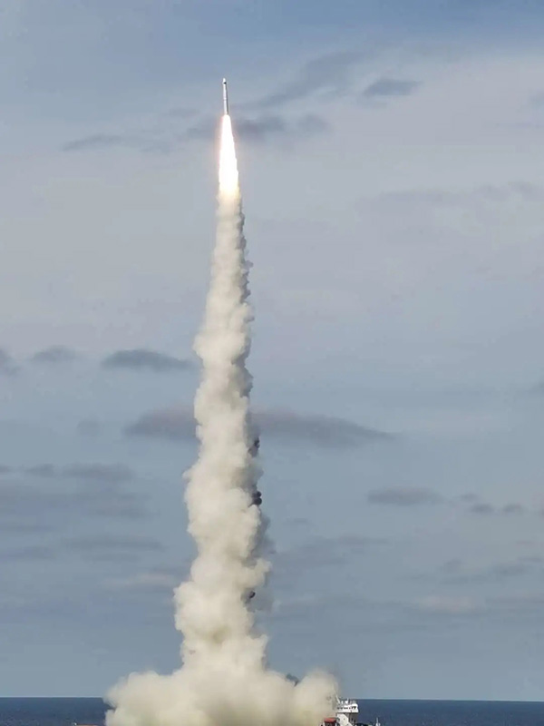 Китай впервые запустил спутники при помощи ракеты морского базирования