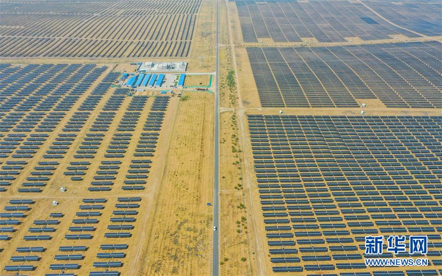 Фотографии с базы солнечных панелей в пустыне Кубучи Китая