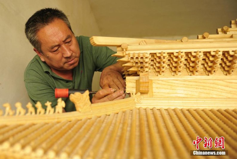 Китайский плотник копирует зал Тайхэдянь Запретного города
