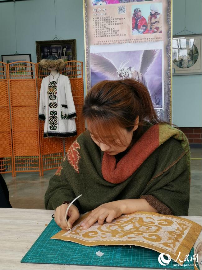 Картины из бересты – традиционное ремесло охотничьего народа на Севере Китая