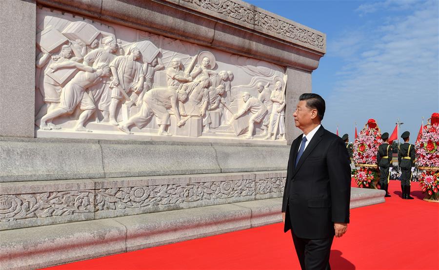 Си Цзиньпин почтил память народных героев на площади Тяньаньмэнь в Пекине 